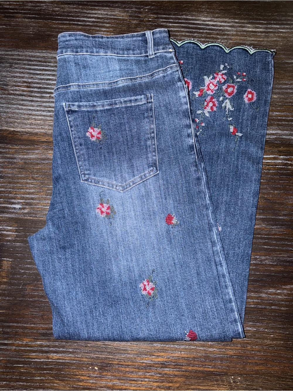 Easel Los Angeles Floral Embroidered Cross-Stitch Scallop Hem Jeans NWT